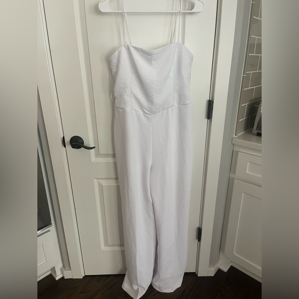 Abercrombie & Fitch White Jumpsuit Chic and Versatile